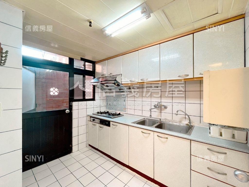 【市政府旁】次頂樓大３房房屋室內格局與周邊環境