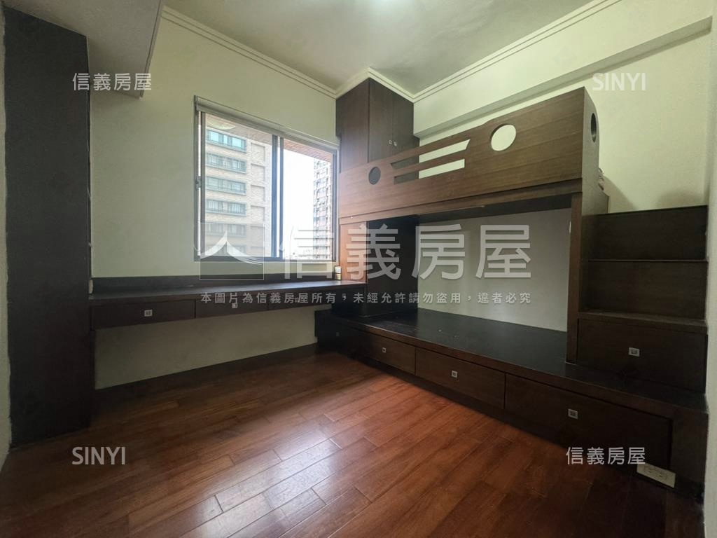 依莎城堡四房平面車位房屋室內格局與周邊環境