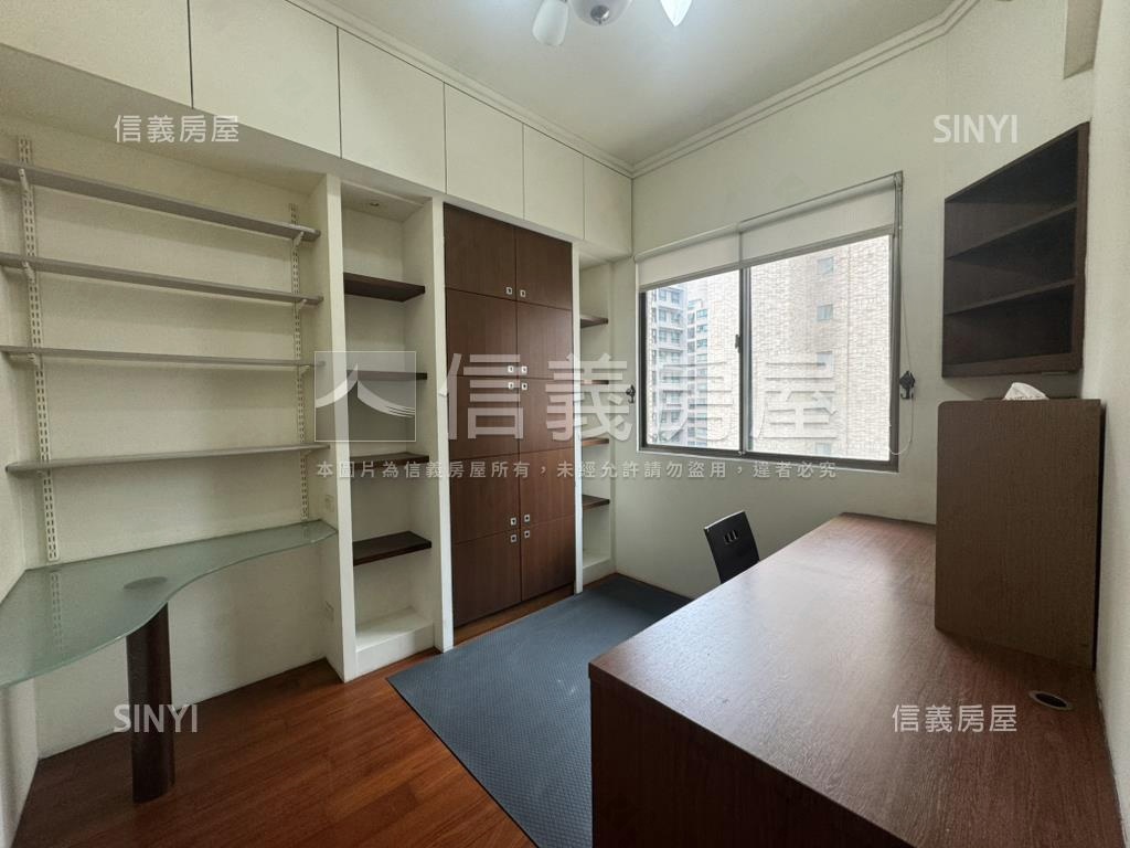 依莎城堡四房平面車位房屋室內格局與周邊環境