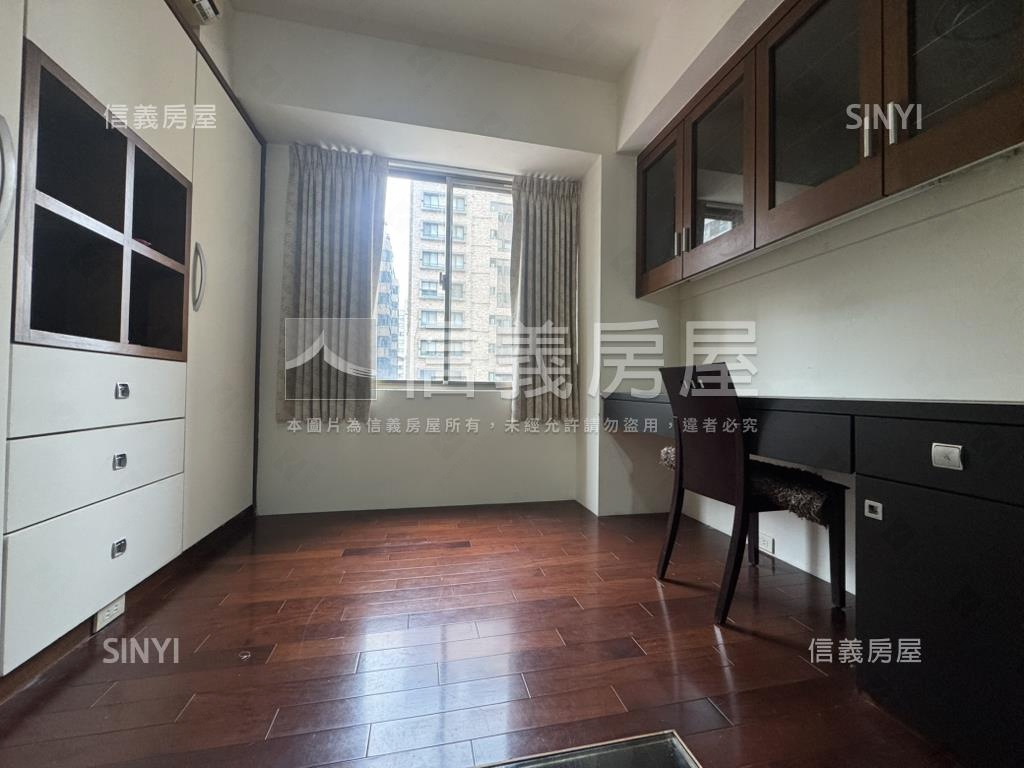 依莎城堡四房平面車位房屋室內格局與周邊環境