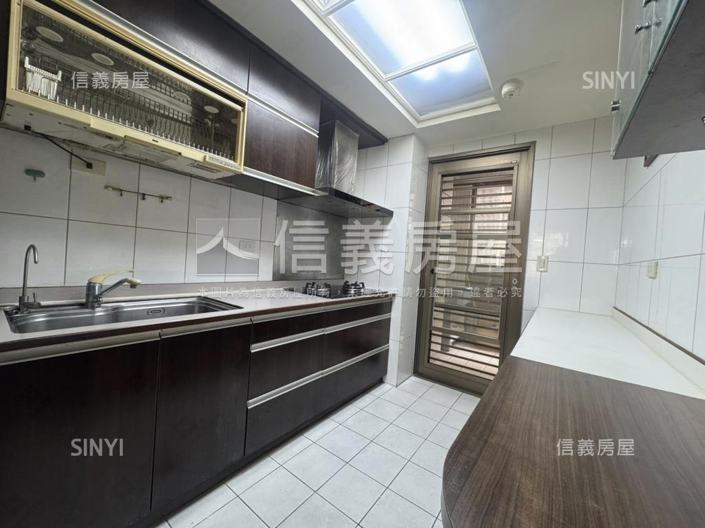 依莎城堡四房平面車位房屋室內格局與周邊環境