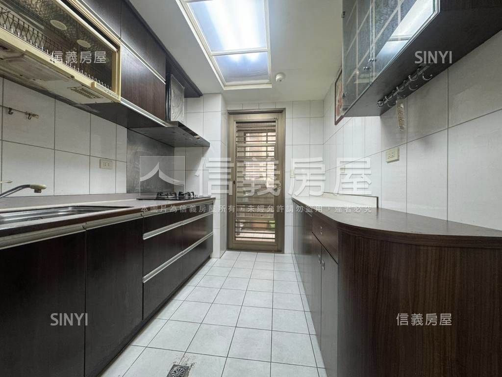 依莎城堡四房平面車位房屋室內格局與周邊環境