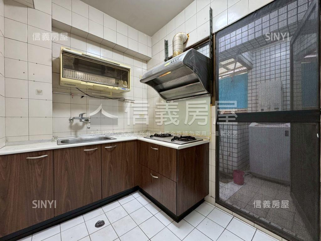 近三民巨城三房平面車位房屋室內格局與周邊環境