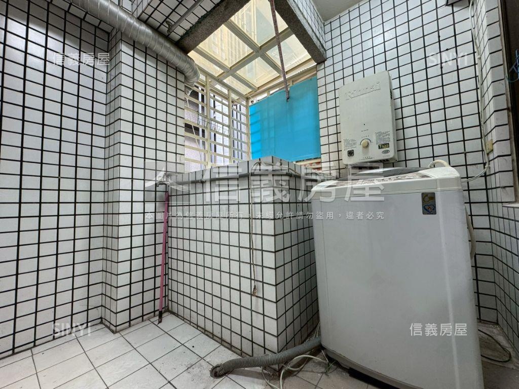 近三民巨城三房平面車位房屋室內格局與周邊環境