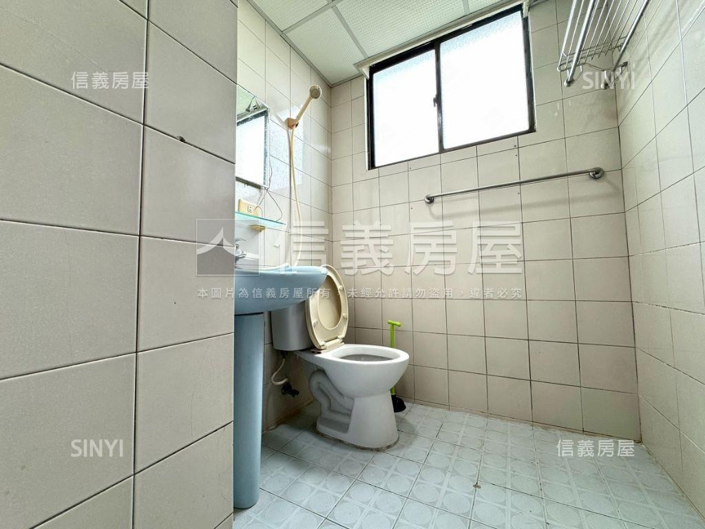 近三民巨城三房平面車位房屋室內格局與周邊環境