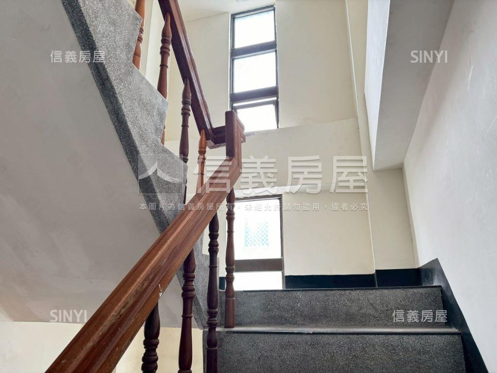 近三民巨城三房平面車位房屋室內格局與周邊環境