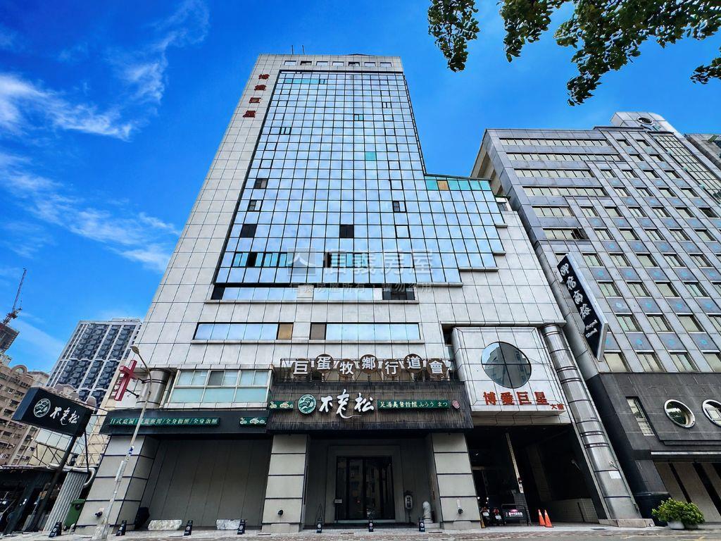 高雄巨蛋商圈捷運巨星商辦房屋室內格局與周邊環境