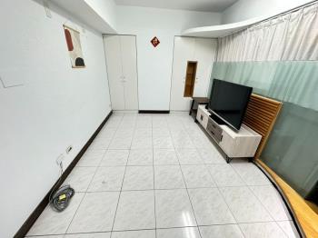 府中捷運次頂樓廁所開窗