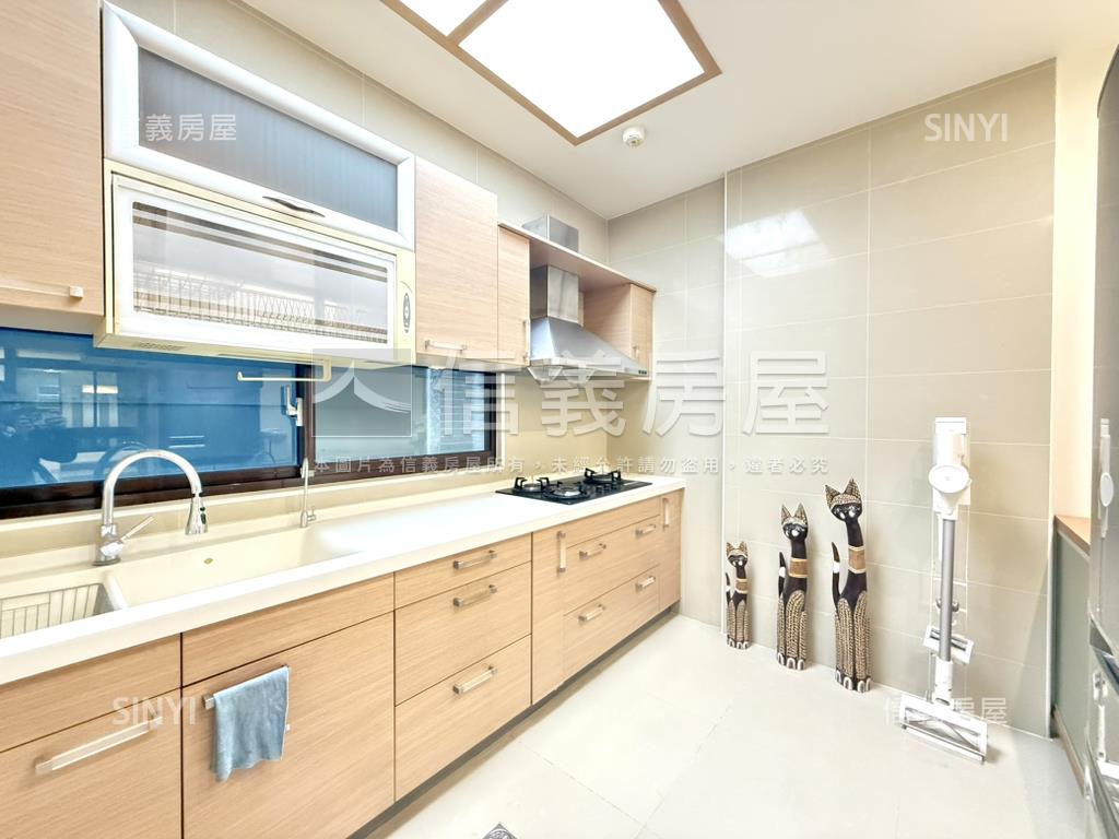 近巨城錦華街雙車位大透天房屋室內格局與周邊環境