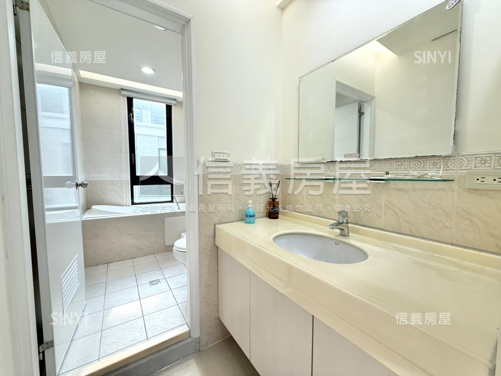 近巨城錦華街雙車位大透天房屋室內格局與周邊環境