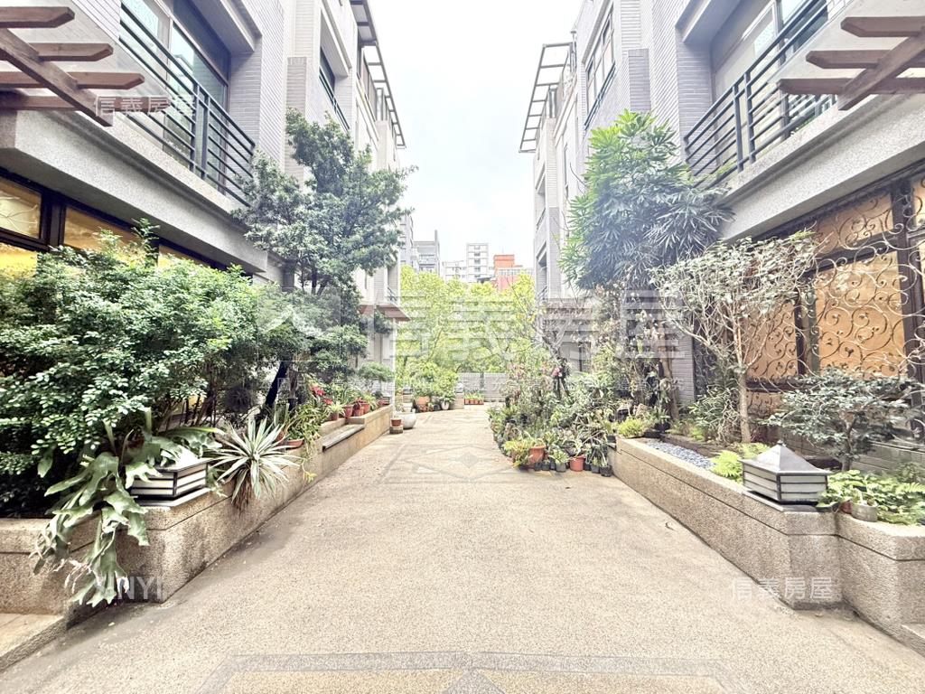 近巨城錦華街雙車位大透天房屋室內格局與周邊環境