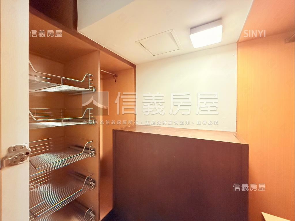 專任第芬妮附車位房屋室內格局與周邊環境