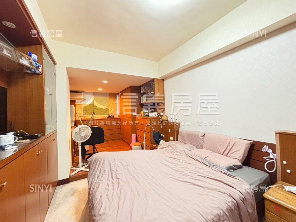 稀有龍之鄉三房車位房屋室內格局與周邊環境