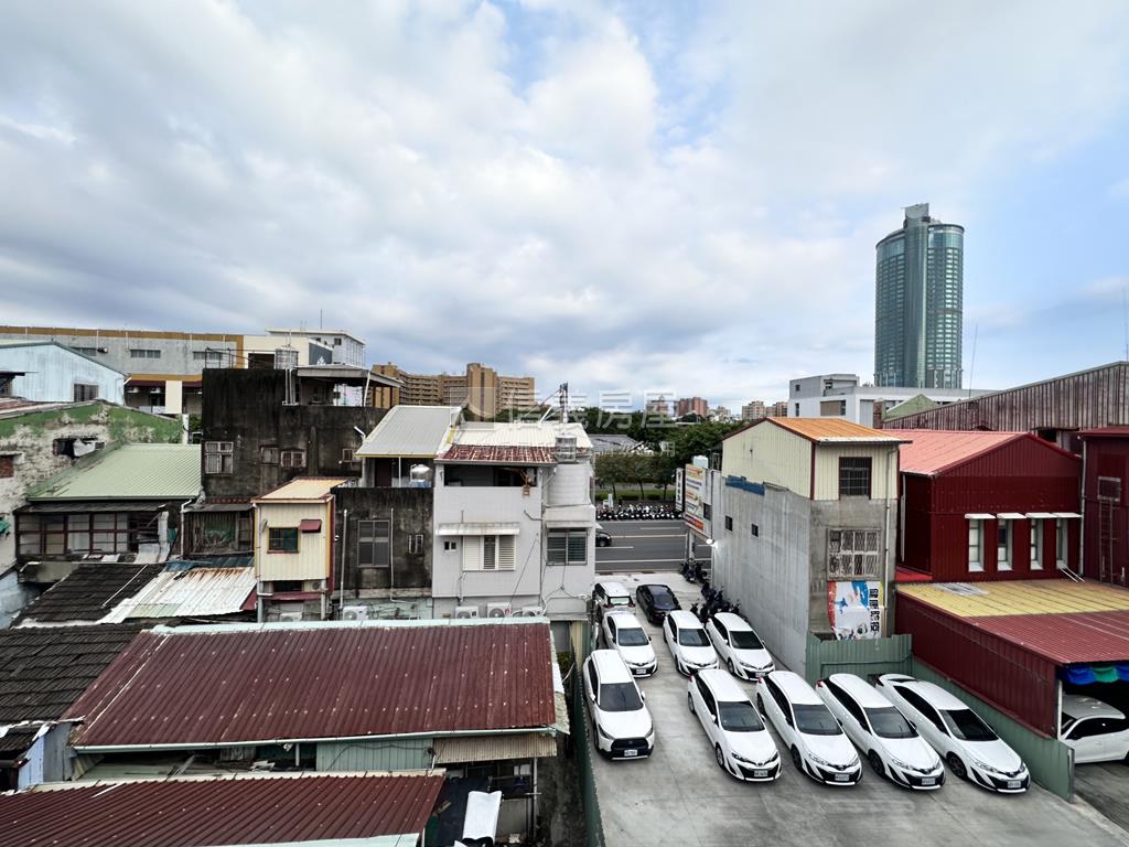 台南火車站·復古角窗透天房屋室內格局與周邊環境