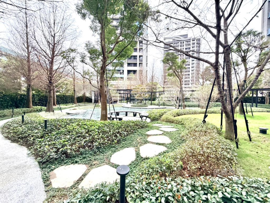 峰左岸。質感高樓三房車位房屋室內格局與周邊環境