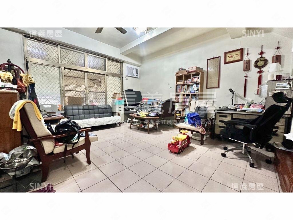 店長推薦臨路大面寬美透天房屋室內格局與周邊環境