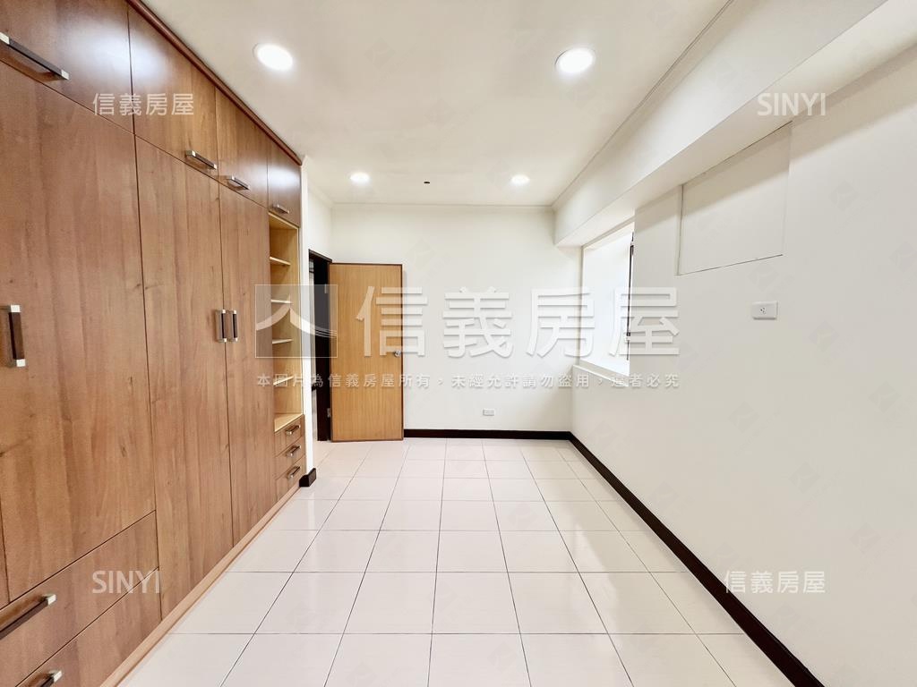 貿商社區精美高樓三房房屋室內格局與周邊環境