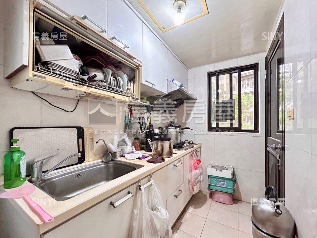 近Ａ９捷運三居一城繁華房屋室內格局與周邊環境