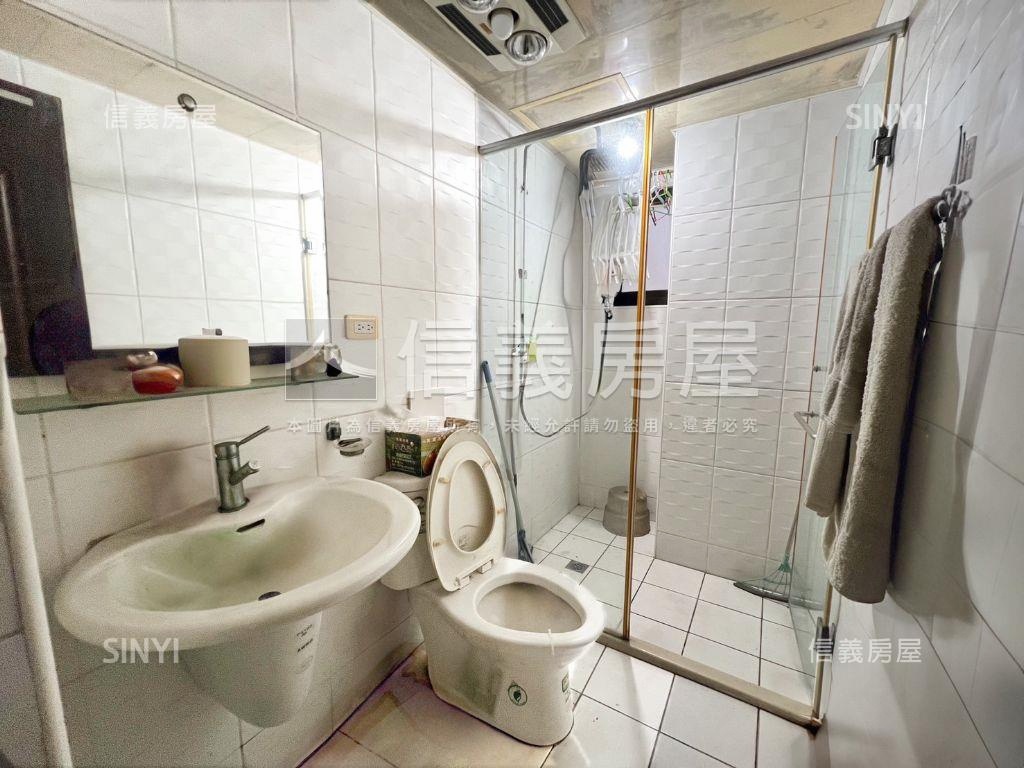 近Ａ９捷運三居一城繁華房屋室內格局與周邊環境