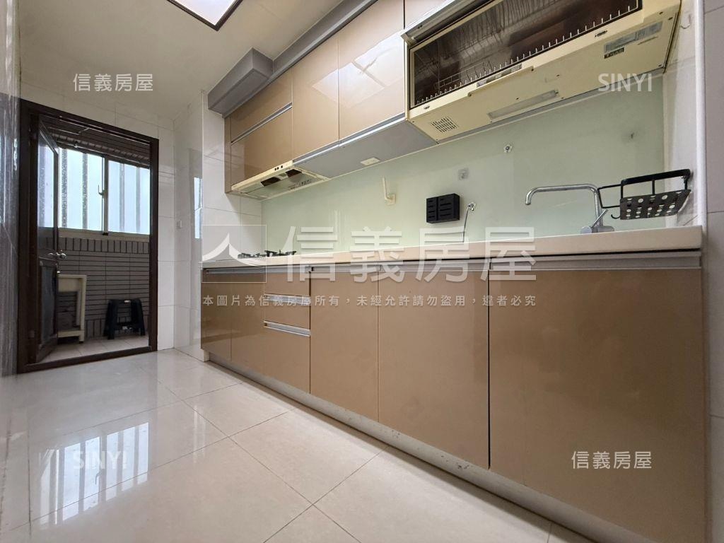 品藏未來２１高樓層雙車位房屋室內格局與周邊環境