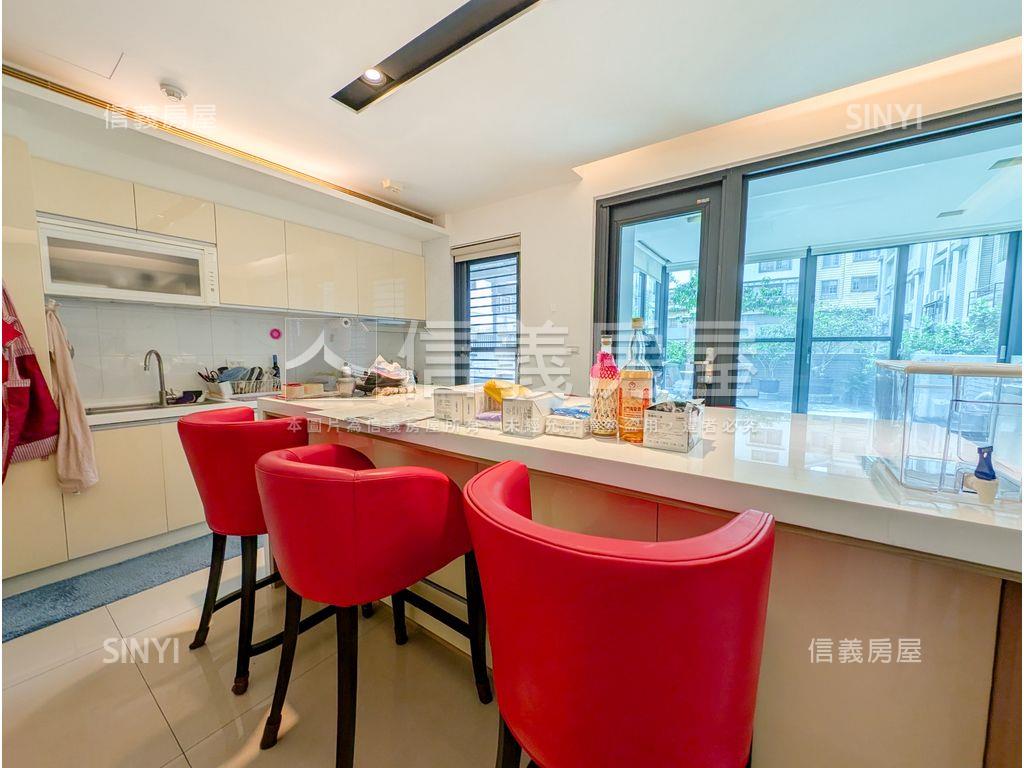 【２１行館】美裝露臺戶房屋室內格局與周邊環境