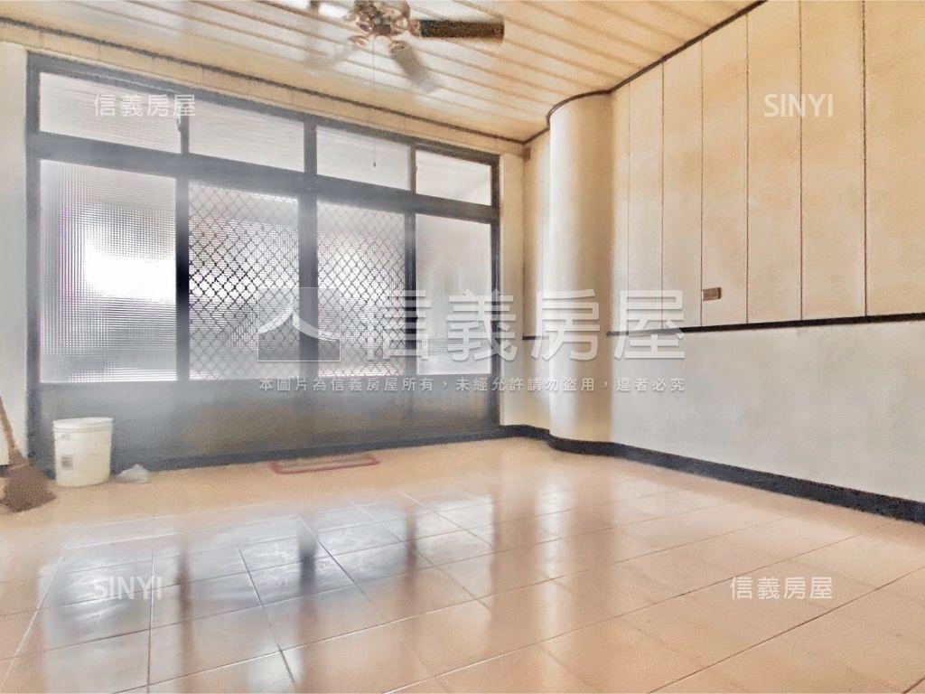 售，臨路內在美潛力透天房屋室內格局與周邊環境