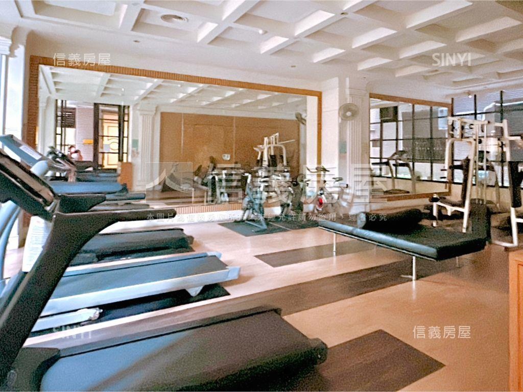 近雙捷運大面寬黃金店面房屋室內格局與周邊環境