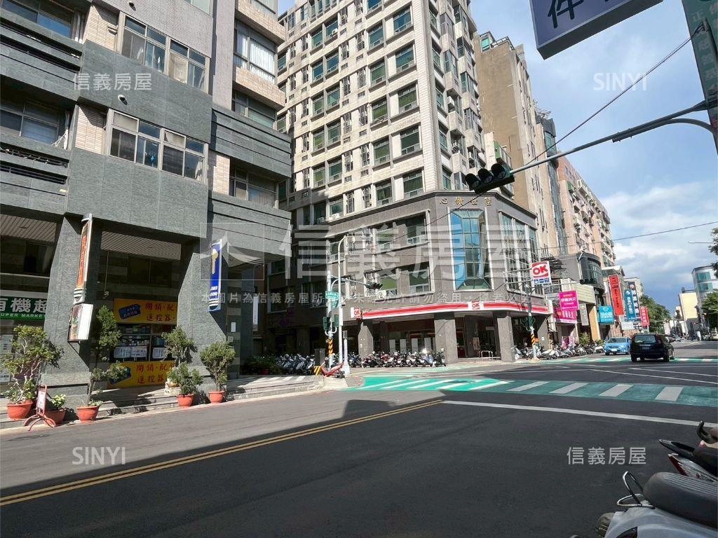 近家樂福雙面臨路角間店面房屋室內格局與周邊環境