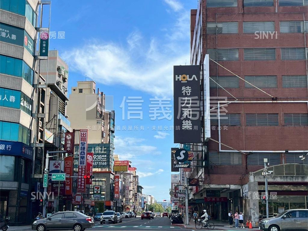 近家樂福雙面臨路角間店面房屋室內格局與周邊環境