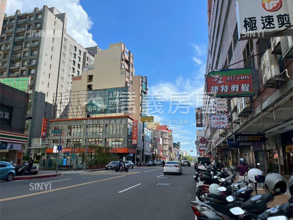 近家樂福雙面臨路角間店面房屋室內格局與周邊環境