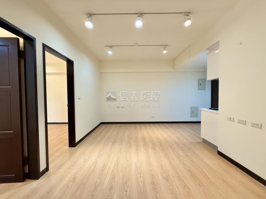 捷運新時代２房露臺有車位房屋室內格局與周邊環境