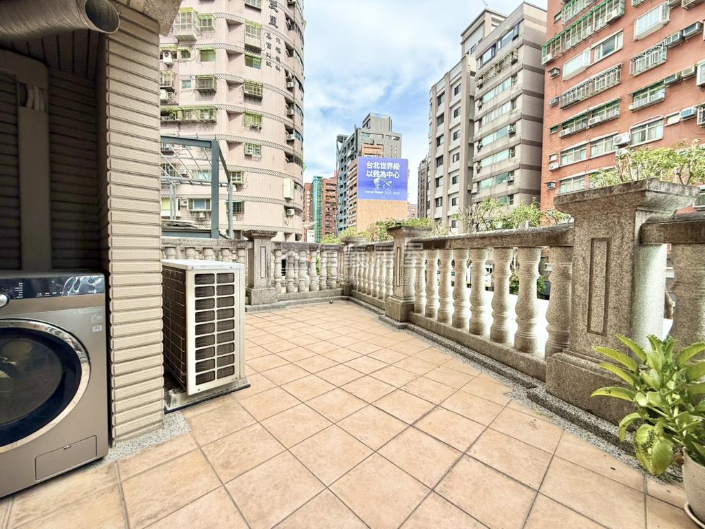 捷運新時代２房露臺有車位房屋室內格局與周邊環境