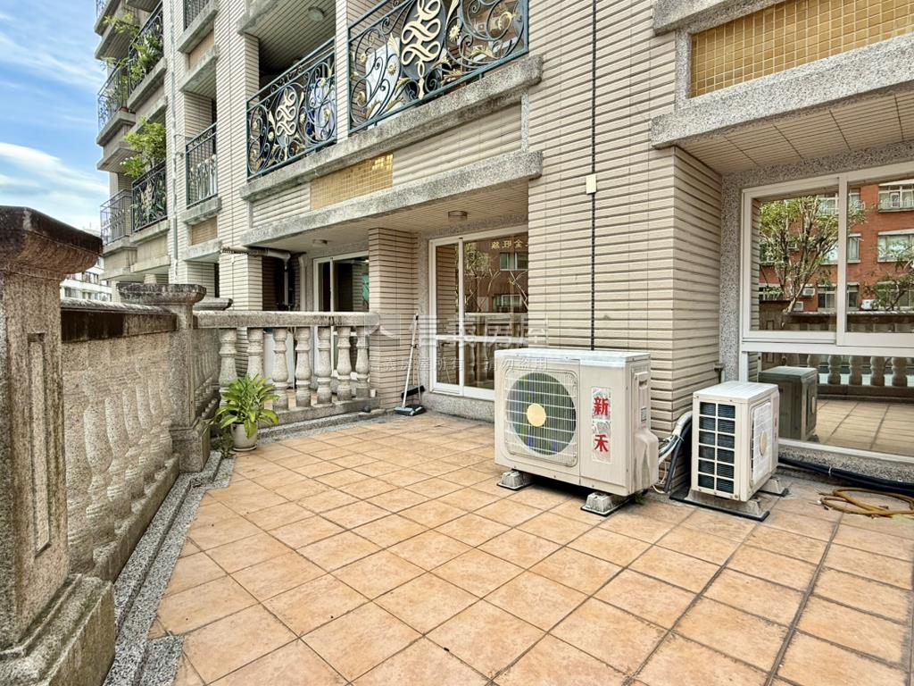 捷運新時代２房露臺有車位房屋室內格局與周邊環境