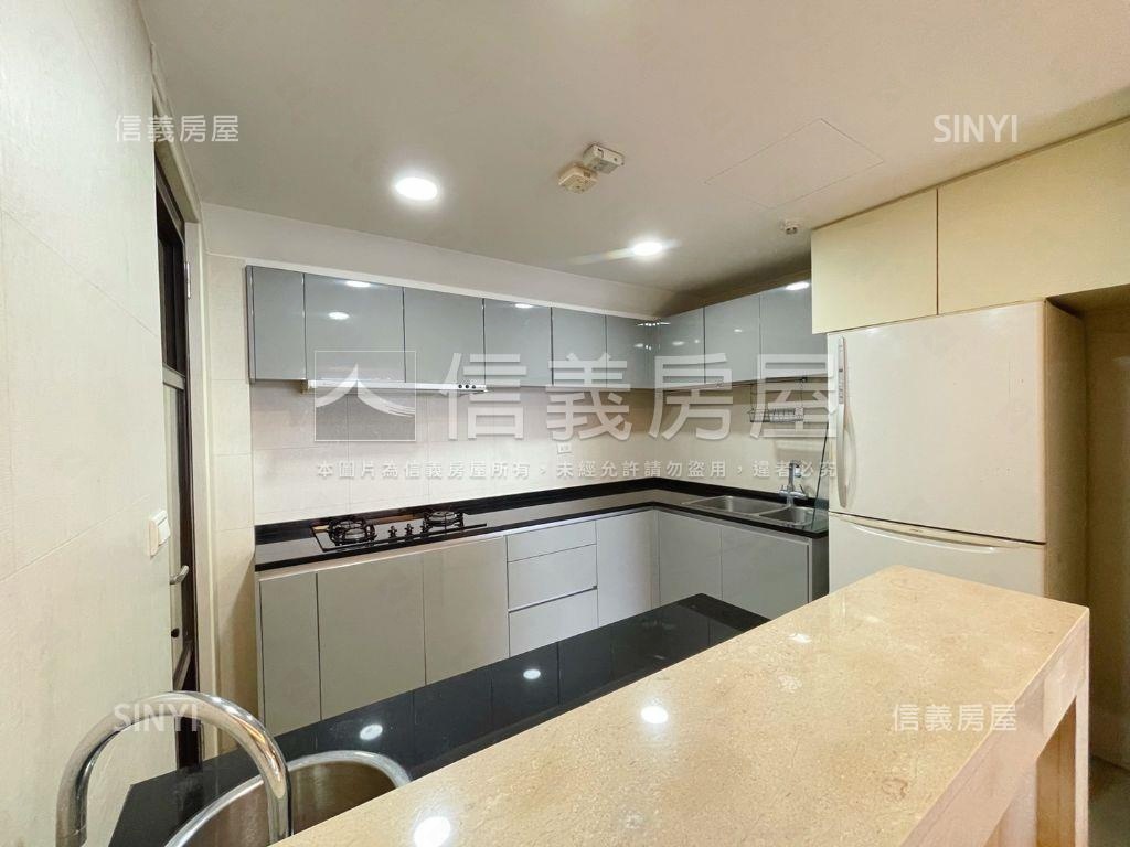 鄉林君悅後棟四房附雙平車房屋室內格局與周邊環境