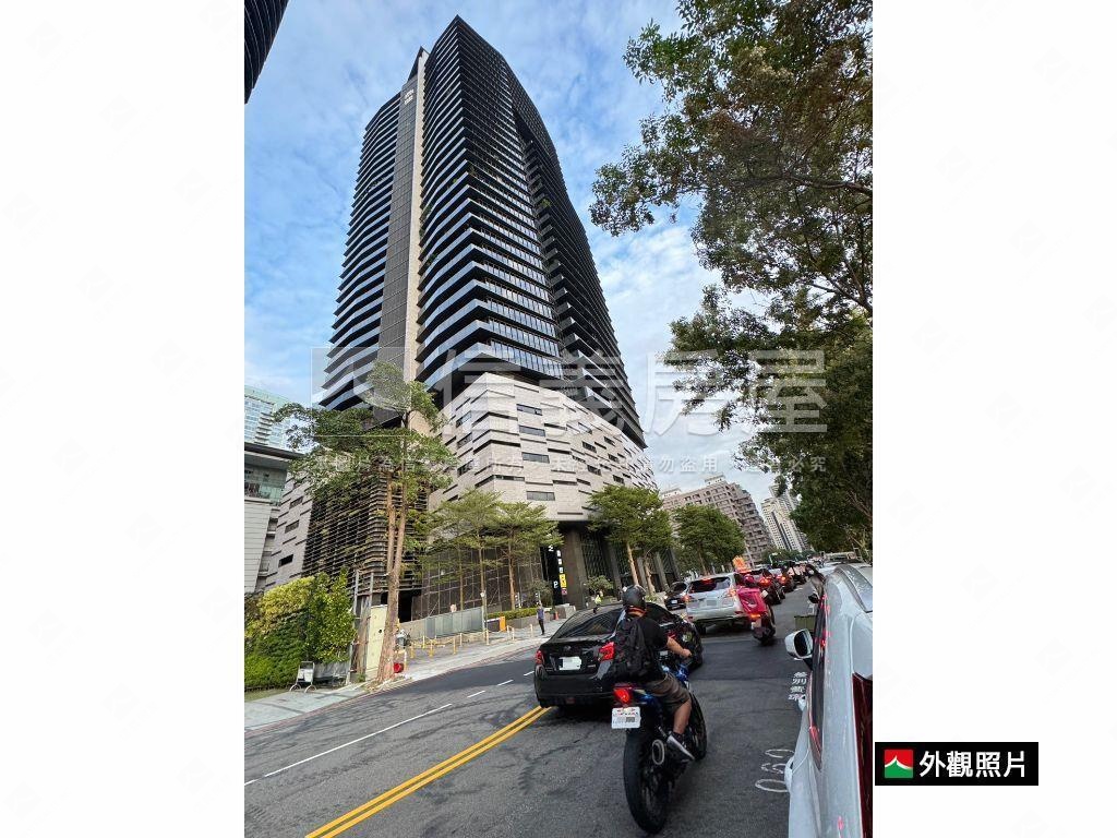 七期新市政特區整層商辦房屋室內格局與周邊環境