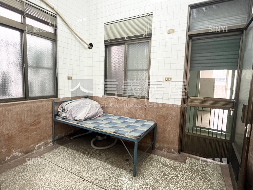 小港邊間大地坪透天房屋室內格局與周邊環境