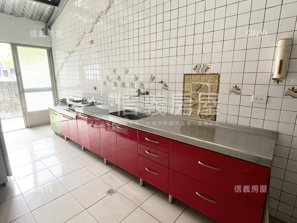 小港邊間大地坪透天房屋室內格局與周邊環境