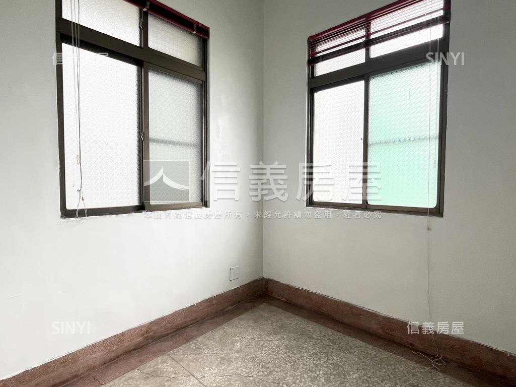 小港邊間大地坪透天房屋室內格局與周邊環境