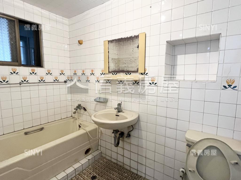 小港邊間大地坪透天房屋室內格局與周邊環境