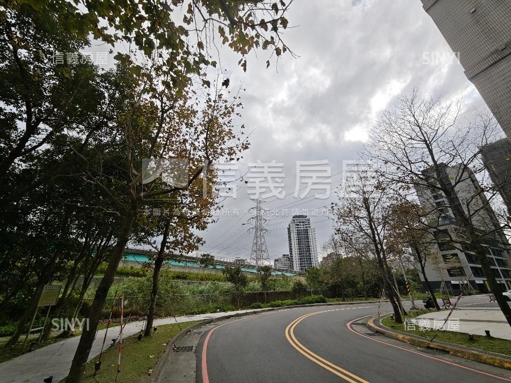 半島花園綠意盎然三房車位房屋室內格局與周邊環境
