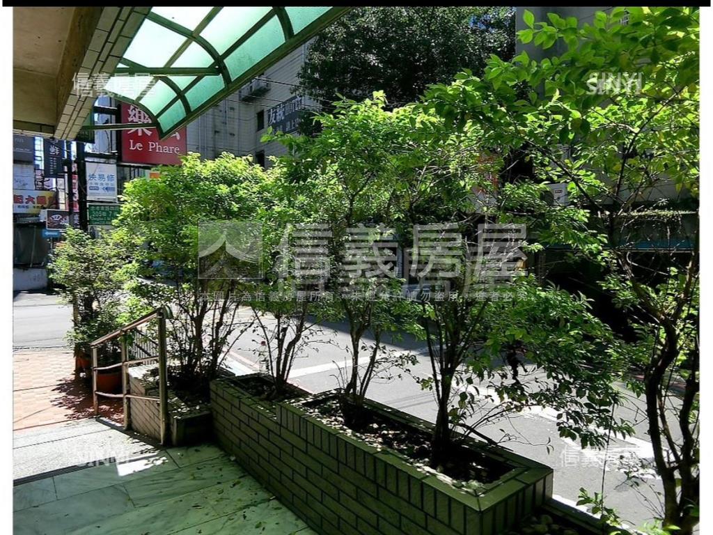 東區大面寬可掛招牌店辦房屋室內格局與周邊環境