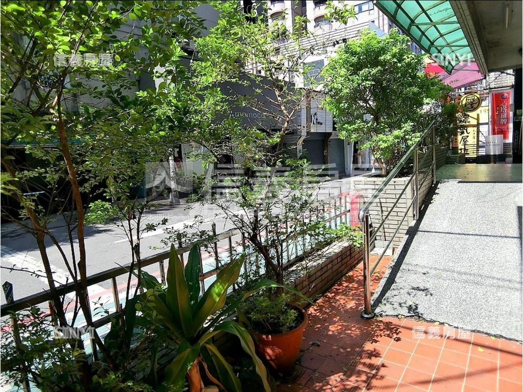東區大面寬可掛招牌店辦房屋室內格局與周邊環境