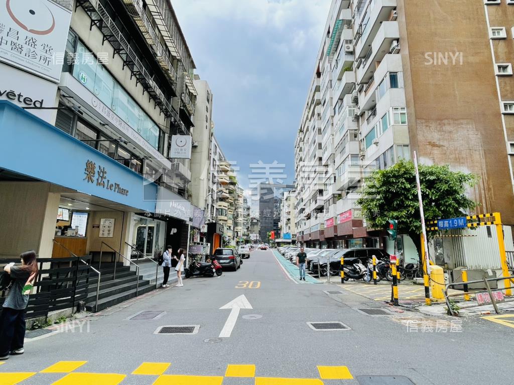 東區大面寬可掛招牌店辦房屋室內格局與周邊環境
