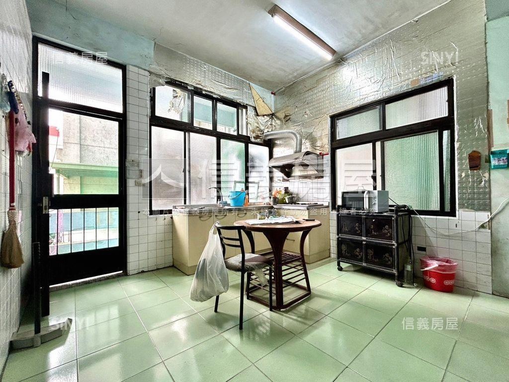 金庫旁熱鬧金透店房屋室內格局與周邊環境