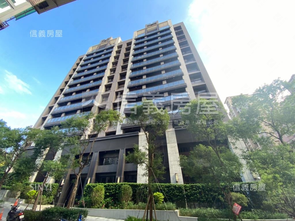專任天玉晴山裝潢三房車位房屋室內格局與周邊環境