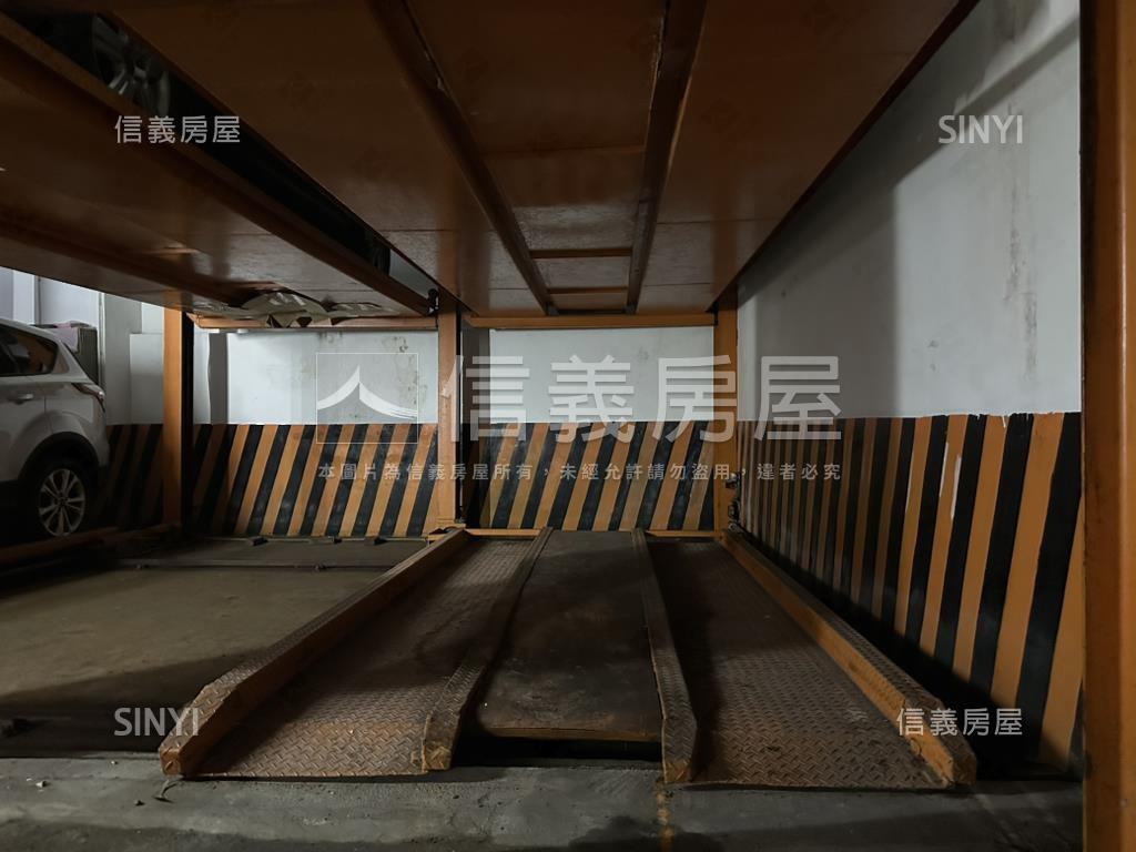實業大樓有土持２車位房屋室內格局與周邊環境