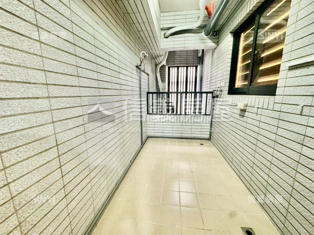 大里輕屋齡裝潢三房雙平車房屋室內格局與周邊環境