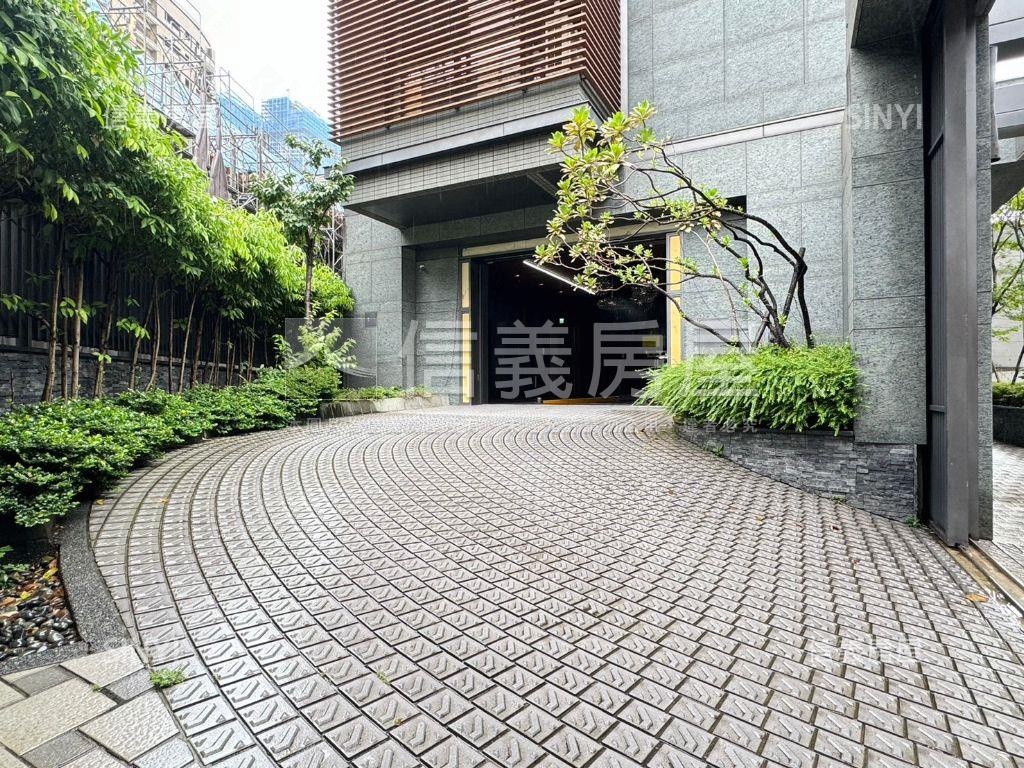 藍天白雲三重站優２房車位房屋室內格局與周邊環境