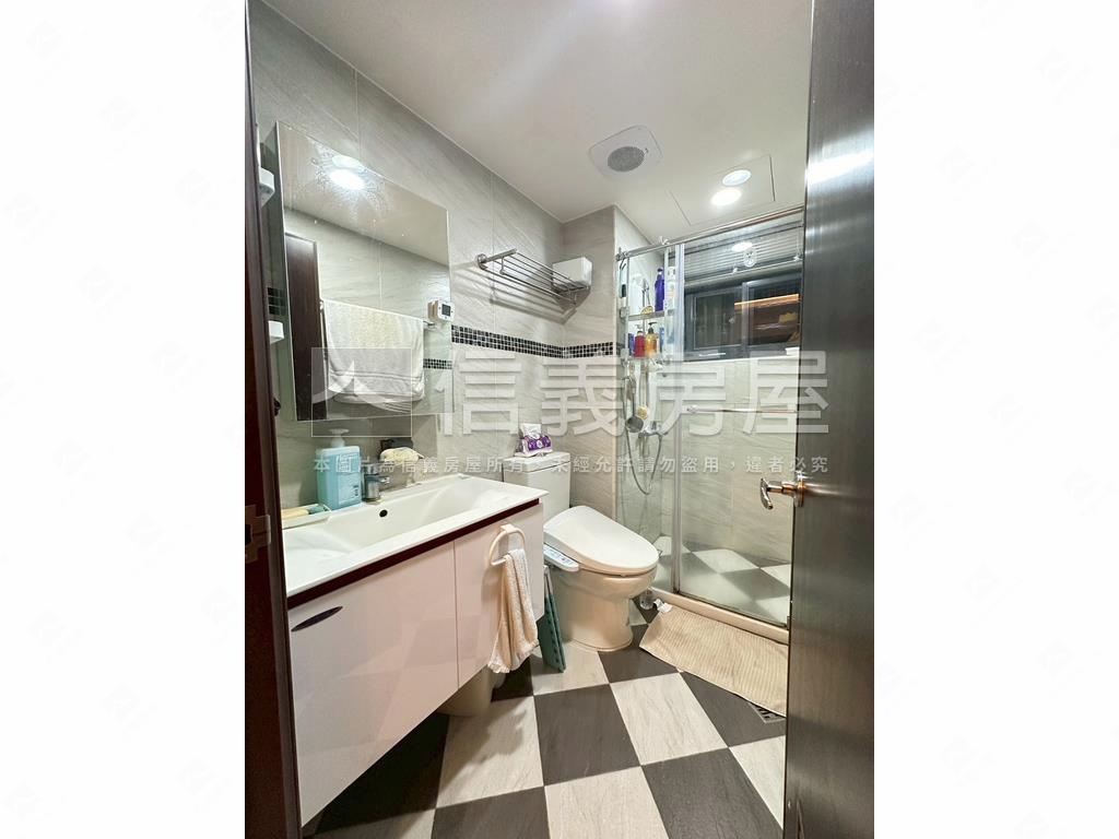 昕天地２房平面車位房屋室內格局與周邊環境