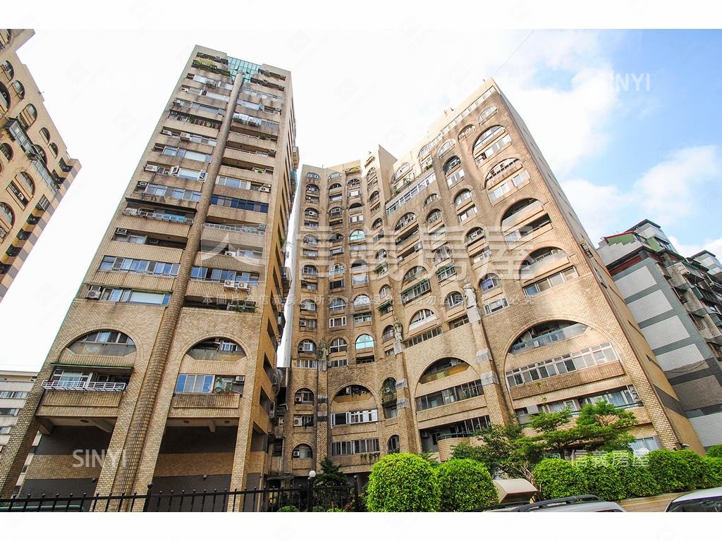 雅典王朝Ｂ高樓四房車位房屋室內格局與周邊環境